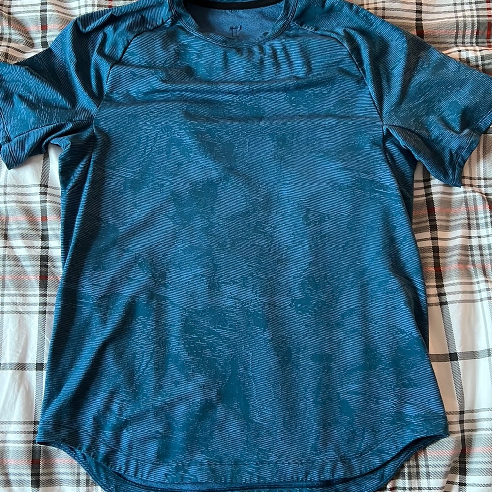 Men's LARGE t-shirt.
